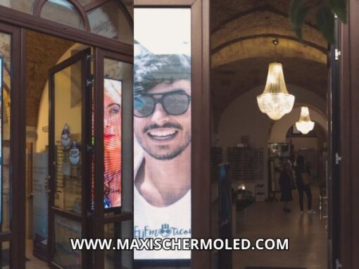 Totem video da vetrina per negozio di Lecce