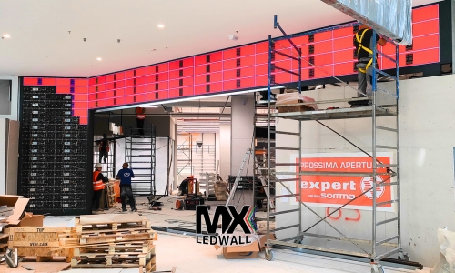 tecnici MX LEDWALL impegnati nell'installazione di un ledwall 30 metri quadri 1.9mm per portale negozio expert somma maximall pompei